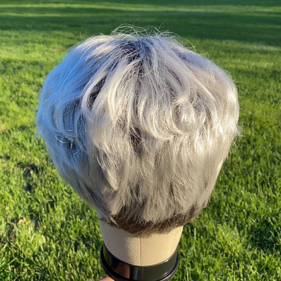 Platinum/Silver Pixie Cut Wig!! 🤍🤍🤍 - Picture 5 of 6